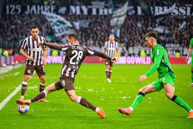 Soccer I Men I Season 2025 2026 I Bundesliga I 9 Matchday I FC St Pauli Borussia Mönchengladbach I 01 11 2025 Mathias Pereira Position 28, FC St Pauli , Yannik Engelhardt 6, Borussia Mönchengladbach Hamburg Millerntor Stadion Hamburg Germany Copyright: xLobecax xHenningxRohlfsx