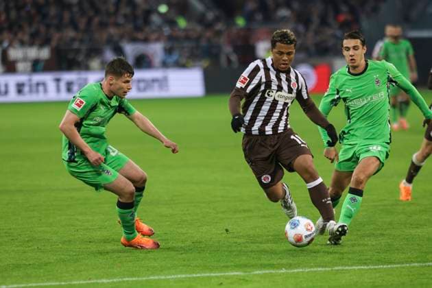 Soccer 1 Bundesliga, FC St Pauli Borussia Mönchengladbach, Hamburg, 01 11 2025 Joel Chima Fulita Pauli, M Florian Neuhaus Gladbach, r