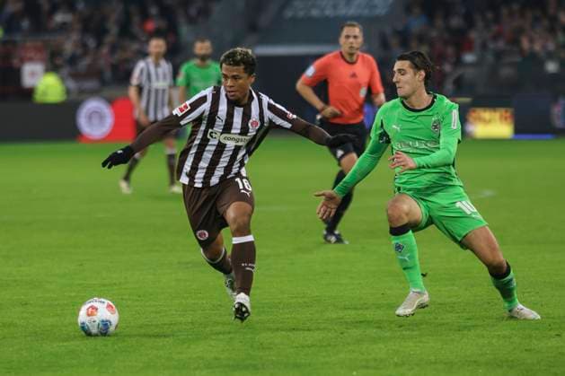 Soccer 1 Bundesliga, FC St Pauli Borussia Mönchengladbach, Hamburg, 01 11 2025 Joel Chima Fulita Pauli, M Florian Neuhaus Gladbach, r