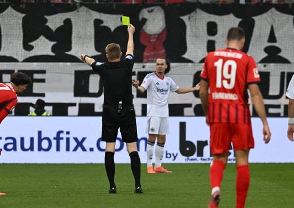 01 11 2025, xsltx, Soccer 1 Bundesliga, 1 FC Heidenheim Eintracht Frankfurt v l Christian Dingert Referee shows Arthur Theate Eintracht Frankfurt the yellow card DFL DFB REGULATIONS PROHIBIT ANY USE OF PHOTOGRAPHS as IMAGE SEQUENCES and or QUASI VIDEO