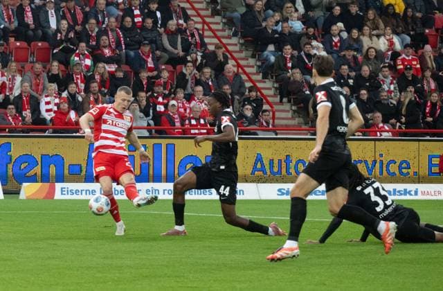 Soccer, Men, Season 2025 2026, 1 Bundesliga 9 Matchday , 1 FC Union Berlin SC Freiburg, f l Chance Tim Skarke 1 FC Union Berlin , Johan Manzambi Freiburg , 01 11 2025, Copyright: xMatthiasxKochx