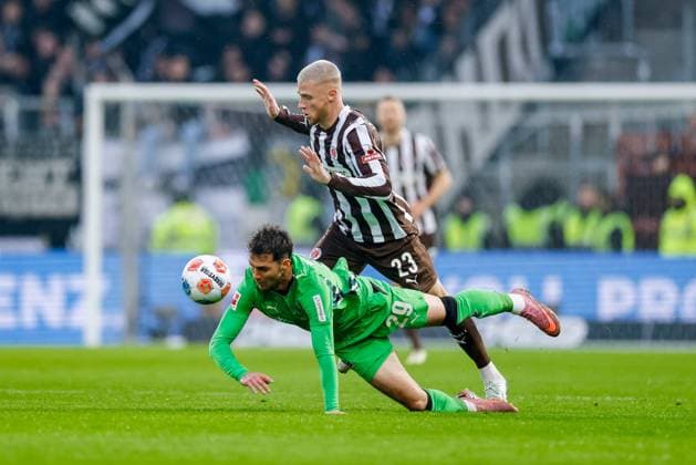 Hamburg, 1 November 2025 Football, 1 Bundesliga 2025 26, FC St Pauli Borussia MoÌˆnchengladbach Joe Scally Borussia MoÌˆnchengladbach, 29 , Louis Oppie FC St Pauli, 23 DFL REGULATIONS PROHIBIT ANY USE OF PHOTOGRAPHS AS IMAGE SEQUENCES AND OR QUASI VIDEO