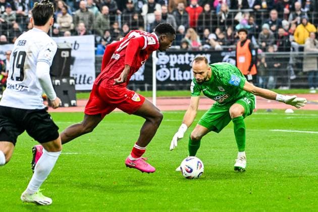 GER, 3 Liga, SSV Ulm 1846 vs VfB Stuttgart II 01 11 2025, Donaustadion, Ulm, GER, 3 Liga, SSV Ulm 1846 vs VfB Stuttgart II, pictured after solo run on goal, Mansour Ouro Tagha Stuttgart, 27 , Christian Ortag SSV Ulm, 39 nordphotoxGmbHx xHafner nph00200