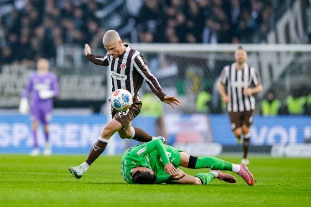 Hamburg, 1 November 2025 Football, 1 Bundesliga 2025 26, FC St Pauli Borussia MoÌˆnchengladbach Joe Scally Borussia MoÌˆnchengladbach, 29 , Louis Oppie FC St Pauli, 23 DFL REGULATIONS PROHIBIT ANY USE OF PHOTOGRAPHS AS IMAGE SEQUENCES AND OR QUASI VIDEO