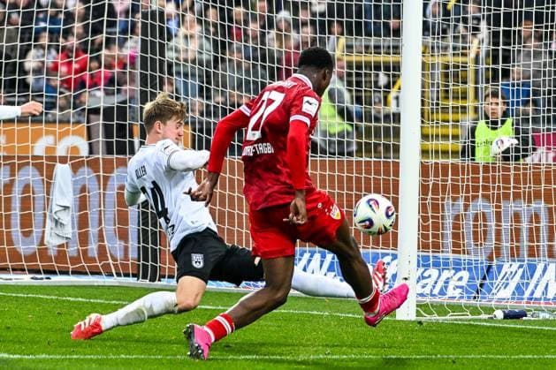 GER, 3 Liga, SSV Ulm 1846 vs VfB Stuttgart II 01 11 2025, Donaustadion, Ulm, GER, 3 Liga, SSV Ulm 1846 vs VfB Stuttgart II, in the picture Jan Boller SSV Ulm, 34 , Mansour Ouro Tagha Stuttgart, 27 misses a goal chance nordphotoxGmbHx xHafner nph00200