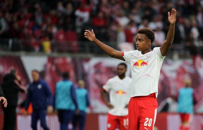GER, 1 Bundesliga, RB Leipzig VfB Stuttgart 01 11 2025, Leipzig, Red Bull Arena, GER, Saison 2025 2026, 1 Bundesliga, 09 Spieltag, RasenBallsport Leipzig vs VfB Stuttgart im Bild Assan Ouedraogo Leipzig DFL regulations prohibit any use of photographs as image sequences and or quasi video