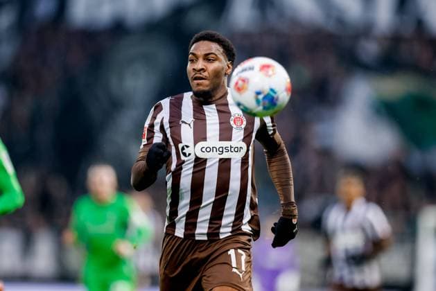 Hamburg, November 1, 2025 Football, 1 Bundesliga 2025 26, FC St Pauli Borussia MoÌˆnchengladbach Oladapo Afolayan FC St Pauli, 17 DFL REGULATIONS PROHIBIT ANY USE OF PHOTOGRAPHS AS IMAGE SEQUENCES AND OR QUASI VIDEO