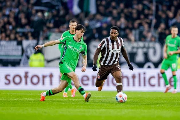 Hamburg, 1 November 2025 Football, 1 Bundesliga 2025 26, FC St Pauli Borussia MoÌˆnchengladbach Philipp Sander Borussia MoÌˆnchengladbach, 16 , Oladapo Afolayan FC St Pauli, 17 DFL REGULATIONS PROHIBIT ANY USE OF PHOTOGRAPHS AS IMAGE SEQUENCES AND OR QUASI VIDEO