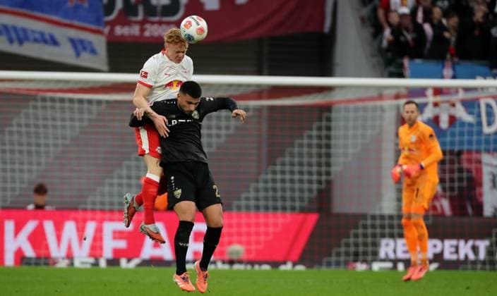 GER, 1 Bundesliga, RB Leipzig VfB Stuttgart 01 11 2025, Leipzig, Red Bull Arena, GER, Saison 2025 2026, 1 Bundesliga, 09 Spieltag, RasenBallsport Leipzig vs VfB Stuttgart im Bild Nicolas Seiwald Leipzig vs Deniz Undav Stuttgart DFL regulations prohibit any use of photographs as image sequences and or quasi video