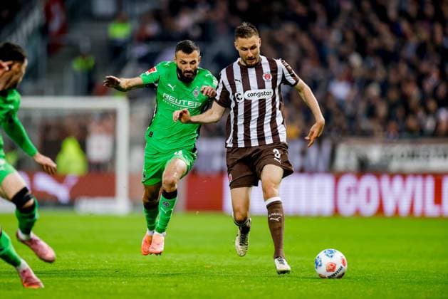 Hamburg, 1 November 2025 Football, 1 Bundesliga 2025 26, FC St Pauli Borussia MoÌˆnchengladbach Franck Honorat Borussia MoÌˆnchengladbach, 9 , Karol Mets FC St Pauli, 3 DFL REGULATIONS PROHIBIT ANY USE OF PHOTOGRAPHS AS IMAGE SEQUENCES AND OR QUASI VIDEO