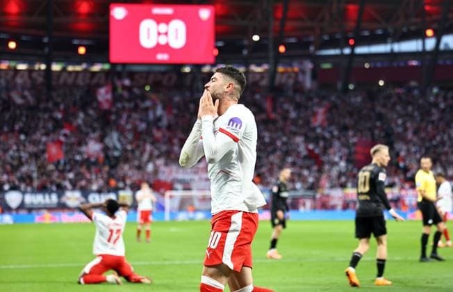 GER, 1 Bundesliga, RB Leipzig VfB Stuttgart 01 11 2025, Leipzig, Red Bull Arena, GER, Saison 2025 2026, 1 Bundesliga, 09 Spieltag, RasenBallsport Leipzig vs VfB Stuttgart im Bild Romulo Leipzig enttaeuscht nach vergebener Torchance DFL regulations prohibit any use of photographs as image sequences and or quasi video