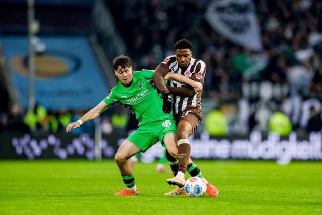 Hamburg, 1 November 2025 Football, 1 Bundesliga 2025 26, FC St Pauli Borussia MoÌˆnchengladbach Philipp Sander Borussia MoÌˆnchengladbach, 16 , Oladapo Afolayan FC St Pauli, 17 DFL REGULATIONS PROHIBIT ANY USE OF PHOTOGRAPHS AS IMAGE SEQUENCES AND OR QUASI VIDEO