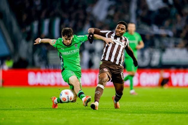 Hamburg, 1 November 2025 Football, 1 Bundesliga 2025 26, FC St Pauli Borussia MoÌˆnchengladbach Philipp Sander Borussia MoÌˆnchengladbach, 16 , Oladapo Afolayan FC St Pauli, 17 DFL REGULATIONS PROHIBIT ANY USE OF PHOTOGRAPHS AS IMAGE SEQUENCES AND OR QUASI VIDEO