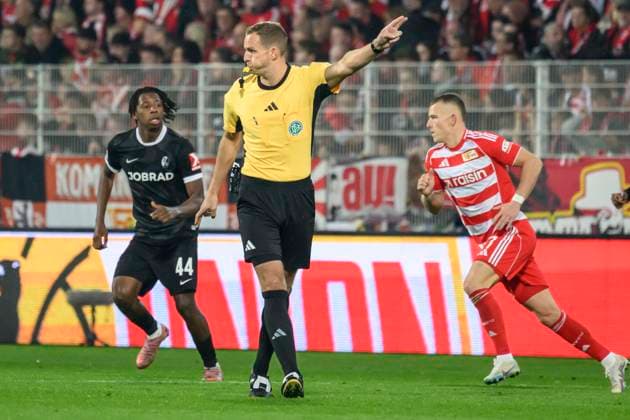 in the picture from l Soeren Storks referee, whistles for the 2nd half, GER, Berlin, 1 FC Union Berlin vs SC Freiburg, Bundesliga, Football, DFB, Season 2025 2026, Alte Foersterei, DFB DFL REGULATIONS PROHIBIT ANY USE OF PHOTOGRAPHS AS IMAGE SEQUENCES AND OR QUASI VIDEO, 01 11 25, Copyright: HMBxMedia UwexKoch