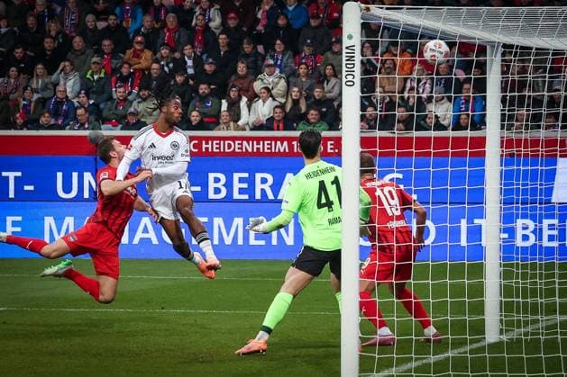 Elye Wahi 17 Eintracht Frankfurt with a header chance, against Tim Siersleben 4 1FC Heidenheim 1846 , with Diant Ramaj 41 1FC Heidenheim 1846 , 1 FC Heidenheim 1846 vs Eintracht Frankfurt, Football, Men, DFL, Bundesliga, Season 2025 2026, Voith Arena, Matchday 9, 01 11 2025 Heidenheim Baden Wuerttemberg Germany Copyright: xkolbert-press MartinxAgüerax