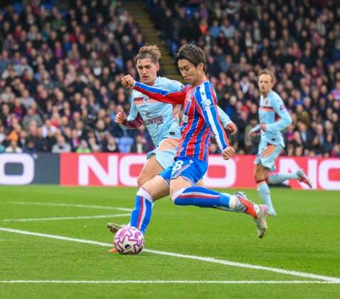 Crystal Palace v Brentford Premier League Daichi Kamada of Crystal Palace shoots at goal during the Premier League match at Selhurst Park, London UK Newspapers OUT Copyright: xMalcolmxFellx FIL-22447-0023