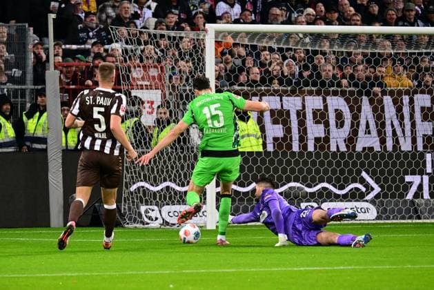 Soccer I Men I 1 Bundesliga l FC St Pauli Borussia Moenchengladbach I 09 Matchday I Season 2025 2026 I St Pauli I 01 11 2025 I v l Wahl Hauke St Pauli , Tabakovic Haris Bor Moenchengladbach makes the 1 0 against Vasilj Nikola St Pauli , Sportplatz Millerntor Stadion, St Pauli Hamburg Germany