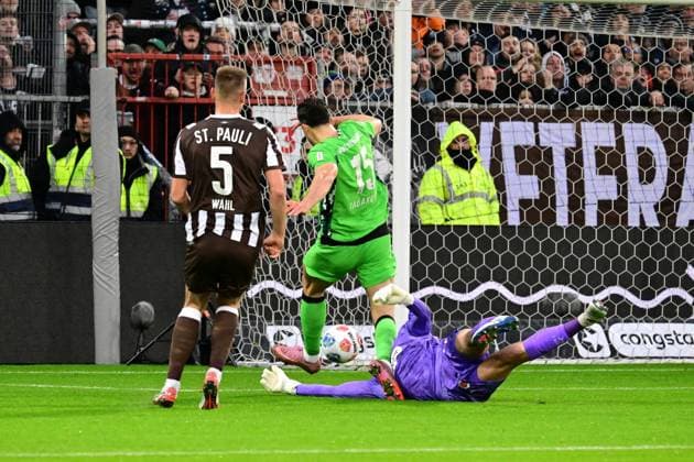 Soccer I Men I 1 Bundesliga l FC St Pauli Borussia Moenchengladbach I 09 Matchday I Season 2025 2026 I St Pauli I 01 11 2025 I v l Wahl Hauke St Pauli , Tabakovic Haris Bor Moenchengladbach makes the 1 0 against Vasilj Nikola St Pauli , Sportplatz Millerntor Stadion, St Pauli Hamburg Germany