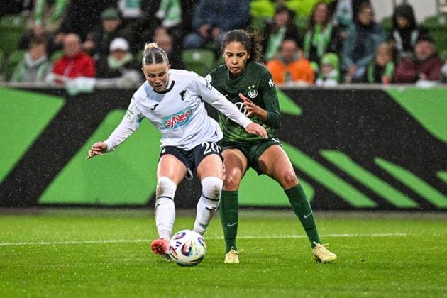 Soccer I Women I Season 2025 2026 I Bundesliga I Matchday 8 I VfL Wolfsburg TSG Hoffenheim I 01 11 2025 duel Laura Gloning 20, TSG Hoffenheim vs Cora Zicai 28, VfL Wolfsburg Wolfsburg AOK Stadium Lower Saxony Germany Copyright: xLobeca InesxHähnelx