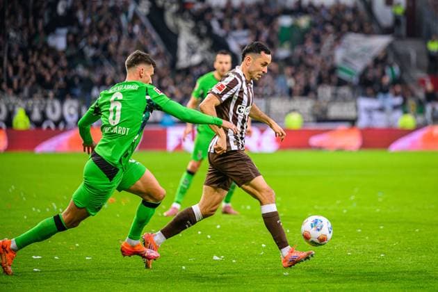Soccer I Men I Season 2025 2026 I Bundesliga I 9 Matchday I FC St Pauli Borussia Mönchengladbach I 01 11 2025 Yannik Engelhardt 6, Borussia Mönchengladbach , Manolis Saliakas 2, FC St Pauli Hamburg Millerntor Stadion Hamburg Germany Copyright: xLobecax xHenningxRohlfsx