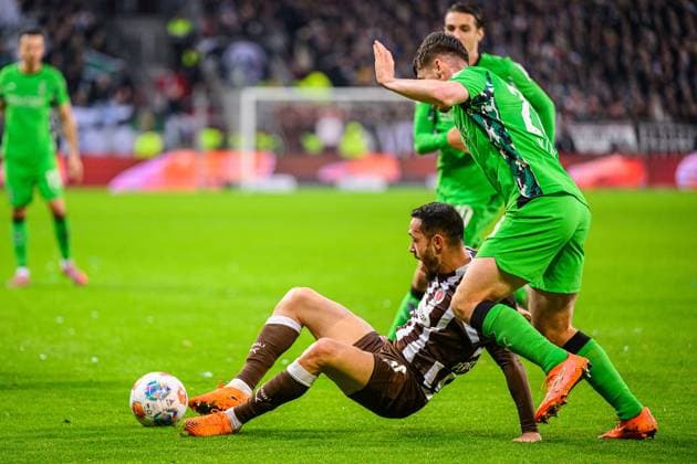 Soccer I Men I Season 2025 2026 I Bundesliga I 9 Matchday I FC St Pauli Borussia Mönchengladbach I 01 11 2025 Mathias Pereira Lage 28, FC St Pauli , Lukas Ullrich 26, Borussia Mönchengladbach Hamburg Millerntor Stadion Hamburg Germany Copyright: xLobecax xHenningxRohlfsx