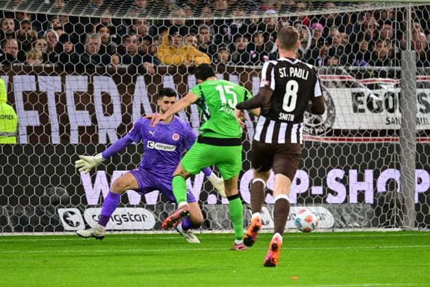 Soccer I Men I 1 Bundesliga l FC St Pauli Borussia Moenchengladbach I 09 Matchday I Season 2025 2026 I St Pauli I 01 11 2025 I v v Smith Eric St Pauli , Tabakovic Haris Bor Moenchengladbach makes the 2 0 against Vasilj Nikola St Pauli , Sportplatz Millerntor Stadion, St Pauli Hamburg Germany