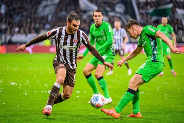 Soccer I Men I Season 2025 2026 I Bundesliga I 9 Matchday I FC St Pauli Borussia Mönchengladbach I 01 11 2025 James Sands 6, FC St Pauli , Yannik Engelhardt 6, Borussia Mönchengladbach Hamburg Millerntor Stadion Hamburg Germany Copyright: xLobecax xHenningxRohlfsx