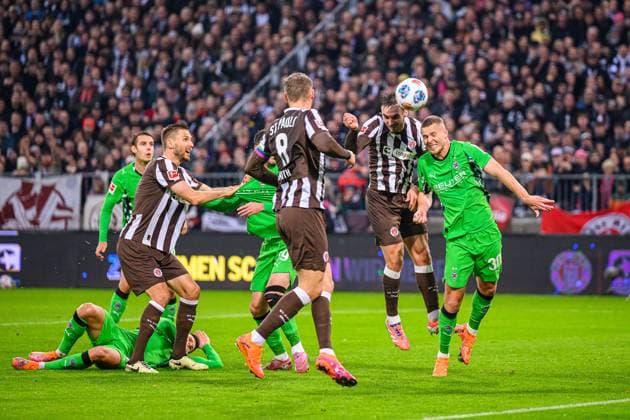 Soccer I Men I Season 2025 2026 I Bundesliga I 9 Matchday I FC St Pauli Borussia Mönchengladbach I 01 11 2025 James Sands 6, FC St Pauli , Nico Elvedi 30, Borussia Mönchengladbach Hamburg Millerntor Stadion Hamburg Germany Copyright: xLobecax xHenningxRohlfsx