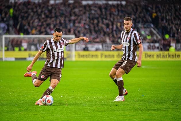 Soccer I Men I Season 2025 2026 I Bundesliga I 9 Matchday I FC St Pauli Borussia Mönchengladbach I 01 11 2025 Manolis Saliakas 2, FC St Pauli , Hauke Wahl 5, FC St Pauli Hamburg Millerntor Stadion Hamburg Germany Copyright: xLobecax xHenningxRohlfsx