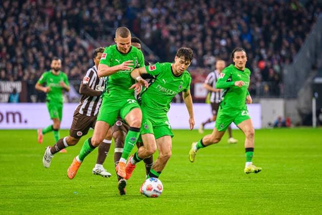Soccer I Men I Season 2025 2026 I Bundesliga I 9 Matchday I FC St Pauli Borussia Mönchengladbach I 01 11 2025 Nico Elvedi 30, Borussia Mönchengladbach , Philipp Sander 16, Borussia Mönchengladbach Hamburg Millerntor Stadion Hamburg Germany Copyright: xLobecax xHenningxRohlfsx