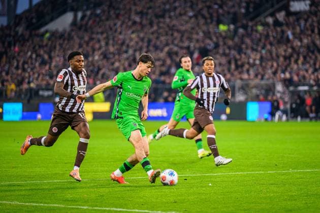 Soccer I Men I Season 2025 2026 I Bundesliga I 9 Matchday I FC St Pauli Borussia Mönchengladbach I 01 11 2025 Oladapo Afolayan 17, FC St Pauli , Philipp Sander 16, Borussia Mönchengladbach Hamburg Millerntor Stadion Hamburg Germany Copyright: xLobecax xHenningxRohlfsx