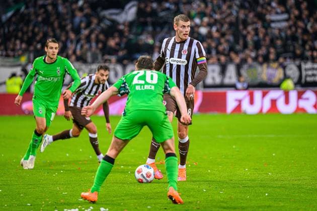 Soccer I Men I Season 2025 2026 I Bundesliga I 9 Matchday I FC St Pauli Borussia Mönchengladbach I 01 11 2025 Eric Smith 8, FC St Pauli Hamburg Millerntor Stadion Hamburg Germany Copyright: xLobecax xHenningxRohlfsx