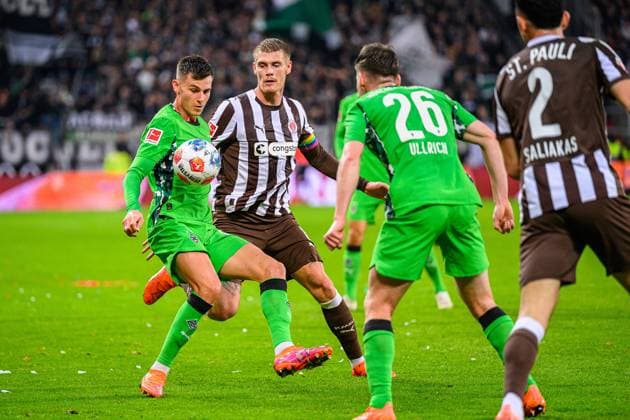 Soccer I Men I Season 2025 2026 I Bundesliga I 9 Matchday I FC St Pauli Borussia Mönchengladbach I 01 11 2025 Yannik Engelhardt 6, Borussia Mönchengladbach , Eric Smith 8, FC St Pauli , Lukas Ullrich 26, Borussia Mönchengladbach Hamburg Millerntor Stadion Hamburg Germany Copyright: xLobecax xHenningxRohlfsx