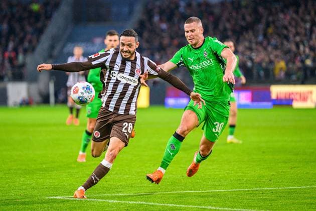 Soccer I Men I Season 2025 2026 I Bundesliga I 9 Matchday I FC St Pauli Borussia Mönchengladbach I 01 11 2025 Mathias Pereira Lage 28, FC St Pauli , Nico Elvedi 30, Borussia Mönchengladbach Hamburg Millerntor Stadion Hamburg Germany Copyright: xLobecax xHenningxRohlfsx
