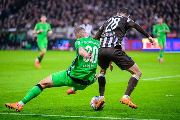 Soccer I Men I Season 2025 2026 I Bundesliga I 9 Matchday I FC St Pauli Borussia Mönchengladbach I 01 11 2025 Nico Elvedi 30, Borussia Mönchengladbach , Mathias Pereira Lage 28, FC St Pauli Hamburg Millerntor Stadion Hamburg Germany Copyright: xLobecax xHenningxRohlfsx