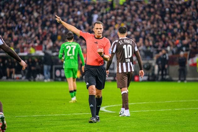 Soccer I Men I Season 2025 2026 I Bundesliga I 9 Matchday I FC St Pauli Borussia Mönchengladbach I 01 11 2025 Robert Hartmann Referee Hamburg Millerntor Stadium Hamburg Germany Copyright: xLobecax xHenningxRohlfsx
