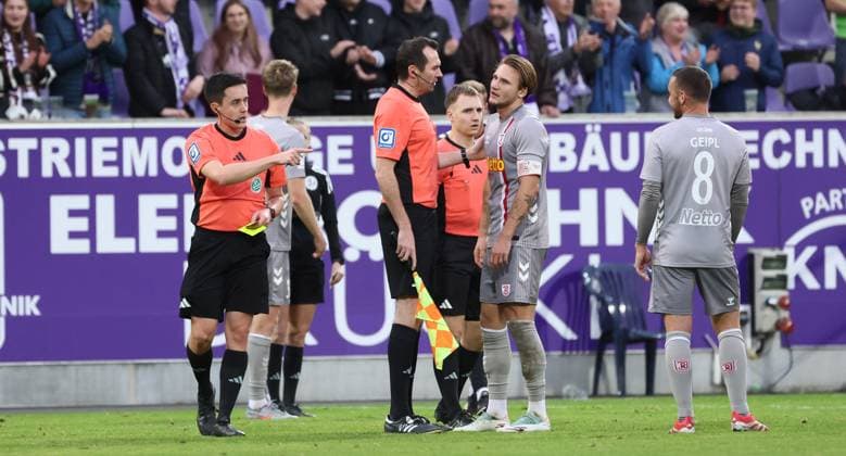Aue, 01 11 2025, Erzgebirgsstadion, Soccer, 3 Liga, 13 Matchday FC Erzgebirge Aue vs SSV Jahn Regensburg 4 3 1 1 , In the picture Disappointment at Regensburg after the match Referee Nico Fuchs , Only for journalistic purposes Only for editorial use , DFB DFL regulations prohibit any use of photographs as image sequences and or quasi video , Picture Point