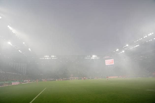 GER, 1 FBL, 1 FSV Mainz 05 vs Werder Bremen 01 11 2025, MEWA Arena, Mainz, GER, 1 FBL, 1 FSV Mainz 05 vs Werder Bremen , im Bild Due to the use of Bengal fire from the Bremen block, the match had to be kicked off a little later DFL regulations prohibit any use of photographs as image sequences and or quasi video nordphotoxGmbHx xBratic nph00250