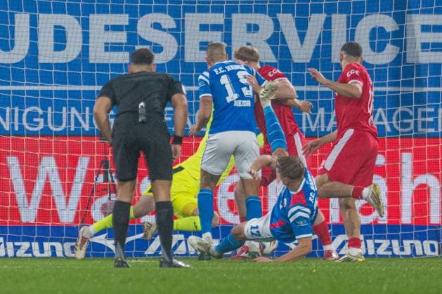 Rostock, Germany 01 November 2025 3 Liga 2025 2026 FC Hansa Rostock vs SC Verl Im Bild 2 v re Florian Carstens Hansa Rostock macht das Tor zum 1 0 DFB regulations prohibit any use of photographs as image sequences and or quasi video Copyright: xFotostandx xVoelkerx