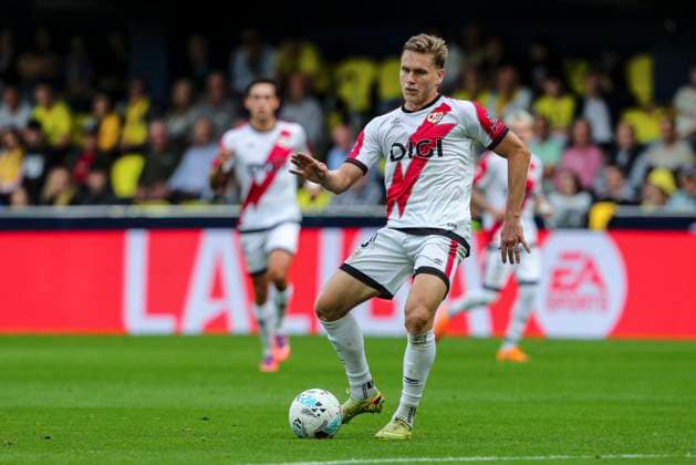 November 1, 2025, Villarreal, Castellon, SPAIN: Alemao of Rayo Vallecano in action during the Spanish league, LaLiga EA Sports, football match played between Villarreal CF and Rayo Vallecano at La Ceramica stadium on November 1, 2025, in Villarreal, Spain. Villarreal SPAIN - ZUMAa181 20251101_zaa_a181_101 Copyright: xIvanxTerronx