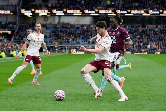Burnley v Arsenal FC, Burnley, UK - 18 Oct 2025 Declan Rice of Arsenal FC battles for the ball with Lesley Ugochukwu of Burnley FC during the Premier League match between Burnley and Arsenal FC at Turf Moor, Burnley on 18 October 2025 ( Burnley Turf Moor Burnley England Copyright: xHarryxCornish PPAUKx PPA-226772