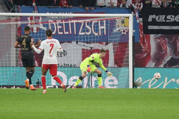 01 11 2025, xgox, Soccer 1 Bundesliga, RB Leipzig VfB Stuttgart emspor, v l Goal for 2 0 by Yan Diomande Leipzig, 49 DFL DFB REGULATIONS PROHIBIT ANY USE OF PHOTOGRAPHS as IMAGE SEQUENCES and or QUASI VIDEO Leipzig