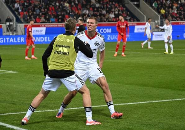 01 11 2025, xjhx, Football 1 Bundesliga, 1 FC Heidenheim Eintracht Frankfurt v l Rasmus Kristensen Eintracht Frankfurt celebrate the goal, Der Torjubel zum 1 1 DFL DFB REGULATIONS PROHIBIT ANY USE OF PHOTOGRAPHS as IMAGE SEQUENCES and or QUASI VIDEO Heidenheim