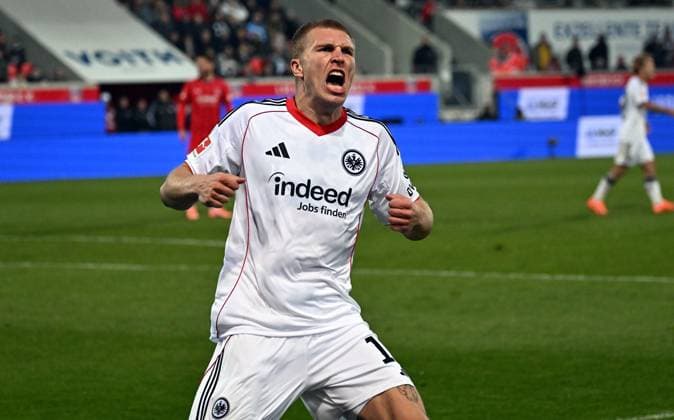 01 11 2025, xjhx, Football 1 Bundesliga, 1 FC Heidenheim Eintracht Frankfurt v l Rasmus Kristensen Eintracht Frankfurt celebrate the goal, Der Torjubel zum 1 1 DFL DFB REGULATIONS PROHIBIT ANY USE OF PHOTOGRAPHS as IMAGE SEQUENCES and or QUASI VIDEO Heidenheim