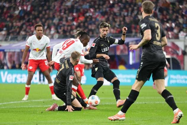 RB Leipzig vs VfB Stuttgart, 01 11 2025 LEIPZIG, GERMANY NOVEMBER 1 Yan Diomande 49, RB Leipzig scores a goal during the Bundesliga match between RB Leipzig vs VfB Stuttgart at Red Bull Arena on matchday 9 of Bundesliga 1 on November 1, 2025 in Leipzig, Germany DFL REGULATIONS PROHIBIT ANY USE OF PHOTOGRAPHS AS IMAGE SEQUENCES AND OR QUASI VIDEO Copyright: xBEAUTIFULxSPORTS JanxKaeferx