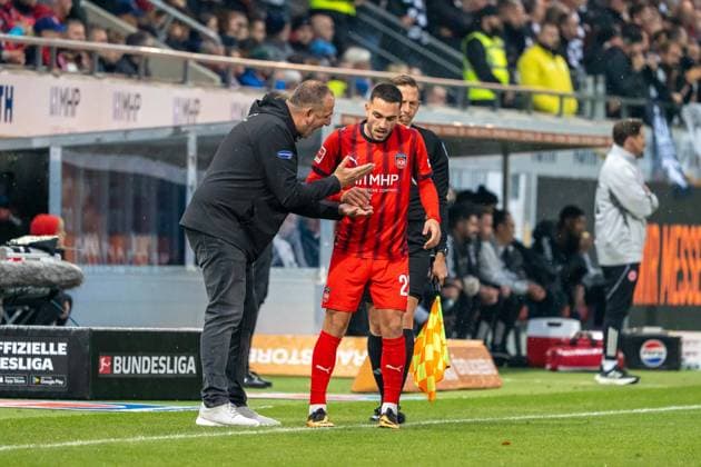 Instructions from Frank Schmidt FC Heidenheim, Head Coach to Arijon Ibrahimovic FC Heidenheim, 22 , GER, 1 FC Heidenheim 1846 vs Eintracht Frankfurt, Football, 1 Bundesliga, Matchday 9, Season 2025 2026, 01 11 2025, DFL REGULATIONS PROHIBIT ANY USE OF PHOTOGRAPHS AS IMAGE SEQUENCES AND OR QUASI VIDEO, GER, 1 FC Heidenheim 1846 vs Eintracht Frankfurt, Football, 1 Bundesliga, Matchday 9, Season 2025 2026, 01 11 2025, Heidenheim Copyright: xEibner-Pressefoto EdwardxCheungx EP_ECG