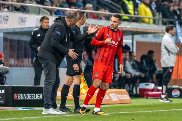 Instructions from Frank Schmidt FC Heidenheim, Head Coach to Arijon Ibrahimovic FC Heidenheim, 22 , GER, 1 FC Heidenheim 1846 vs Eintracht Frankfurt, Football, 1 Bundesliga, Matchday 9, Season 2025 2026, 01 11 2025, DFL REGULATIONS PROHIBIT ANY USE OF PHOTOGRAPHS AS IMAGE SEQUENCES AND OR QUASI VIDEO, GER, 1 FC Heidenheim 1846 vs Eintracht Frankfurt, Football, 1 Bundesliga, Matchday 9, Season 2025 2026, 01 11 2025, Heidenheim Copyright: xEibner-Pressefoto EdwardxCheungx EP_ECG