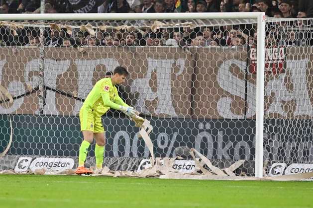 GER 1 FBL, FC St Pauli vs Borussia Moenchengladbach 01 11 2025, Millerntorstadion, Hamburg, GER 1 FBL, FC St Pauli vs Borussia Moenchengladbach in picture Goalkeeper Moritz Nicolas Moenchengladbach 33 frees his goal from toilet paper nordphotoxGmbH xWitke nph00002