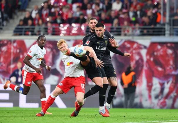 RB Leipzig Stuttgart Bundesliga Leipzig, 01 11 2025, Red Bull Arena, Football, Bundesliga, Matchday 9 , RB Leipzig vs VfB Stuttgart , IIn the picture from l Nicolas Seiwald 13, RB Leipzig and Deniz Undav 26, Stuttgart , Picture Point