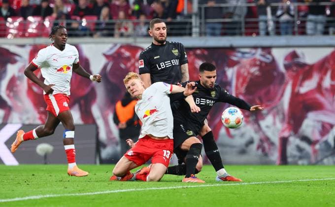 RB Leipzig Stuttgart Bundesliga Leipzig, 01 11 2025, Red Bull Arena, Football, Bundesliga, Matchday 9 , RB Leipzig vs VfB Stuttgart , Pictured from l Nicolas Seiwald 13, RB Leipzig and Deniz Undav 26, Stuttgart , Picture Point